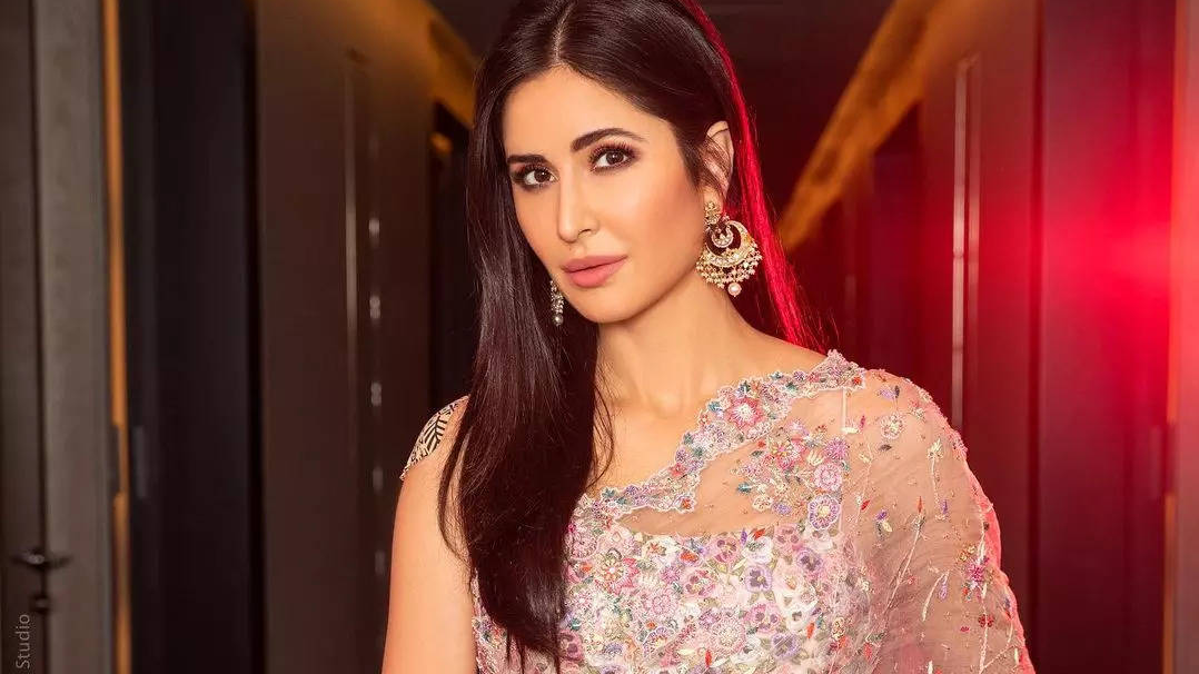 कैटरीना कैफ, छावा फिल्म स्क्रीनिंग, फ्लोरल साड़ी, बॉलीवुड फैशन, ट्रेडिशनल लुक