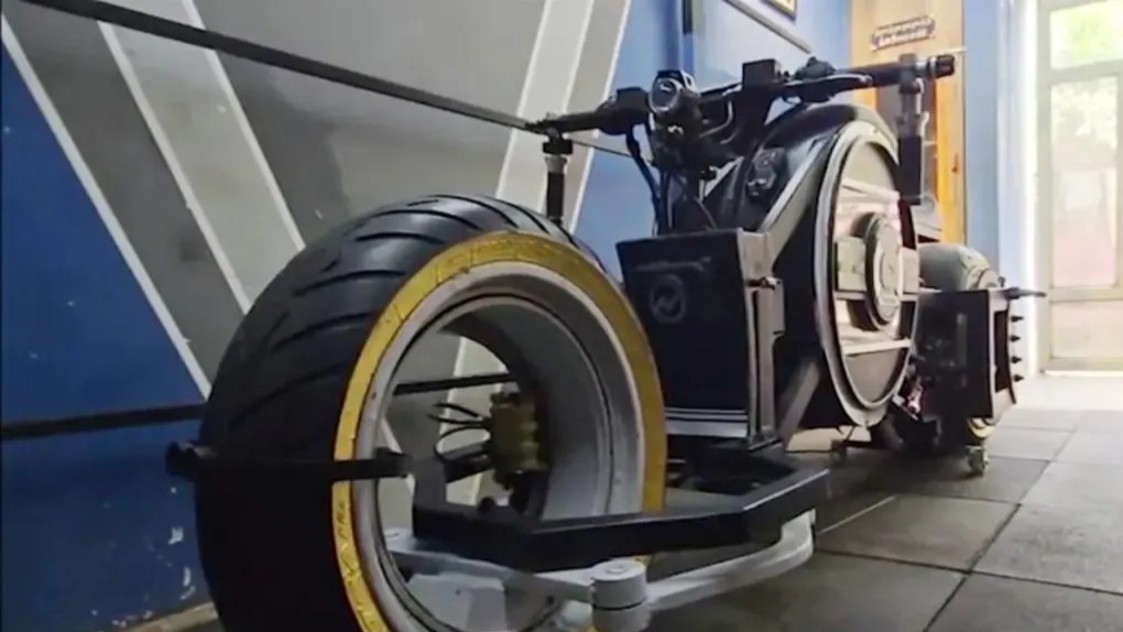 सूरत,  AI सुपरबाइक,  आर्टिफिशियल इंटेलिजेंस,  कबाड़ से बनी बाइक,  ₹1.80 लाख लागत,  प्रतीक,  ध्रुव,  जयेश,  इंजीनियरिंग छात्र,  नवाचार