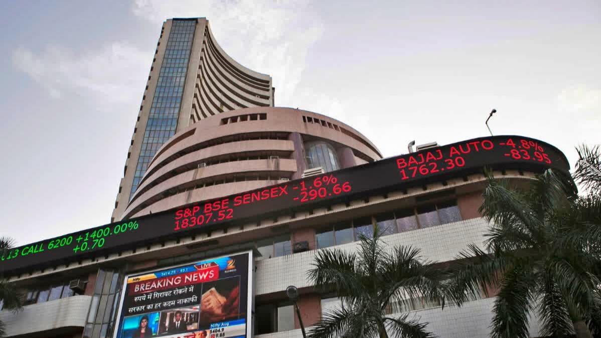 सेंसेक्स गिरावट,  निफ्टी फिसला,  शेयर बाजार में गिरावट,  174 अंक टूटा,  82, 327 पर बंद,  निफ्टी 58 अंक नीचे,  आईटी और एफएमसीजी बिकवाली,  कमजोर वैश्विक संकेत,  बाजार में मुनाफावसूली