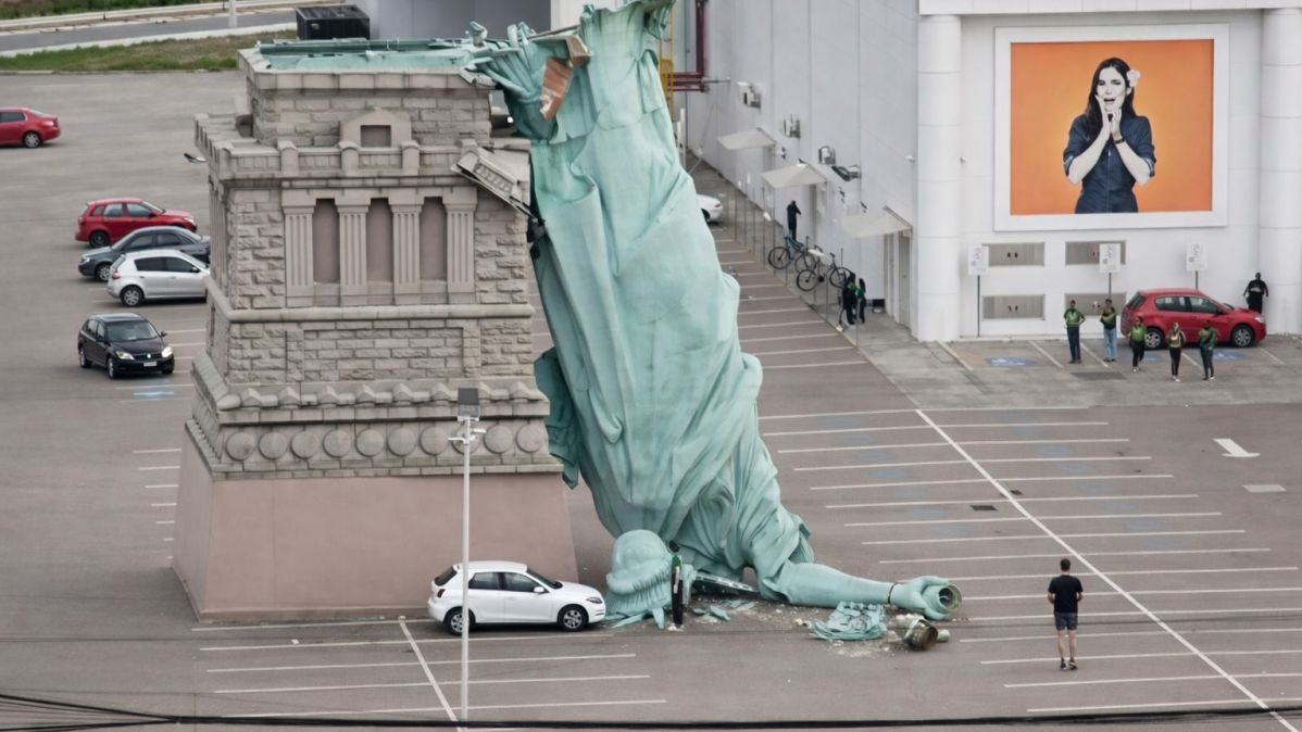 स्टैच्यू ऑफ़ लिबर्टी गिरने की खबर,  तेज़ हवाओं ने मूर्ति गिराई,  न्यू यॉर्क स्टैच्यू ऑफ़ लिबर्टी नहीं,  अन्य स्थान की प्रतिकृति गिरना,  मूर्ति गिरने की घटना 2025,  स्थानीय प्रशासन मूर्ति सुरक्षा,  स्टैच्यू ऑफ़ लिबर्टी रखरखाव और मरम्मत,  मौसम के कारण मूर्ति नुकसान,  पर्यटक स्थल मूर्ति गिरावट,  सांस्कृतिक स्थल मूर्ति गिरना