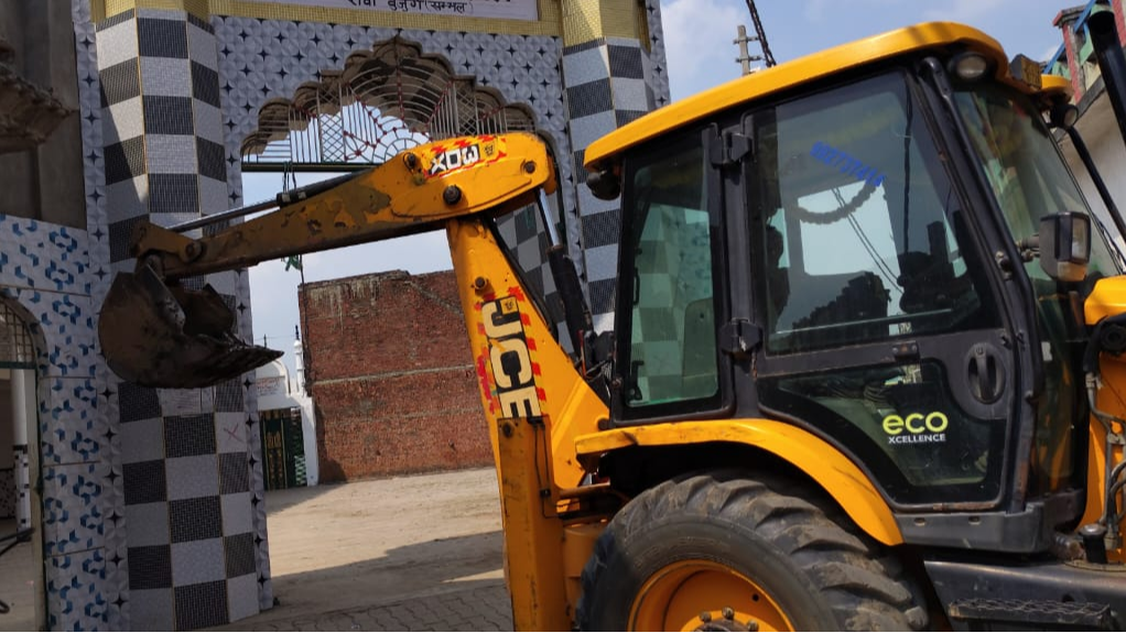 दिल्ली बुलडोजर कार्रवाई,  आधी रात का एक्शन,  अवैध निर्माण पर बुलडोजर,  दिल्ली अतिक्रमण हटाओ अभियान,  मस्जिद के पास तोड़फोड़,  बारात घर ध्वस्त,  दिल्ली पुलिस मिडनाइट ऑपरेशन,  एमसीडी का बुलडोजर,  दुकानों पर कार्रवाई,  दिल्ली में बेघर लोग