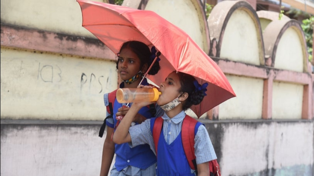 पटना स्कूल टाइमिंग बदलाव 2026,  गर्मी के कारण स्कूल जल्दी बंद पटना,  बिहार में स्कूल समय परिवर्तन,  पटना तापमान बढ़ने का असर स्कूल,  कक्षा 8 तक स्कूल समय नया आदेश,  गर्मी से बचाव स्कूल निर्देश बिहार,  पटना मौसम और स्कूल अपडेट